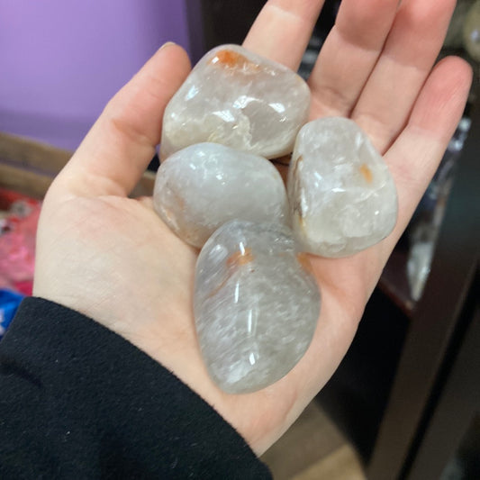 Hand with chalcedony. 